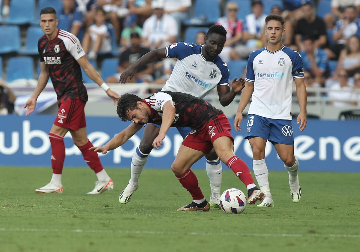 Curro defiende la posesión del balón.