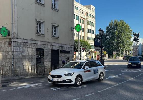 Taxi circulando por Burgos.