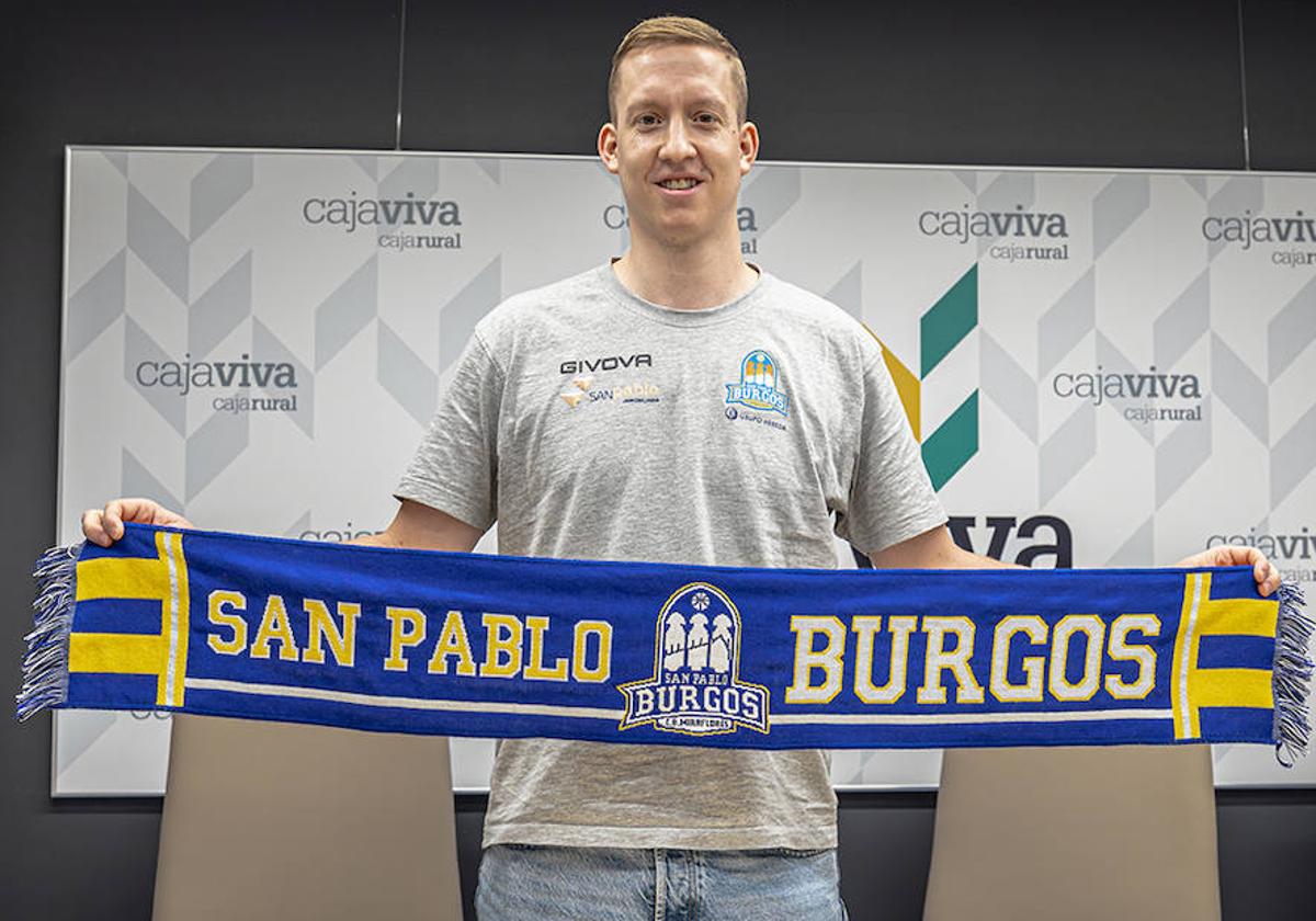 El escolta esloveno del San Pablo Burgos, Miha Lapornik, durante la presentación