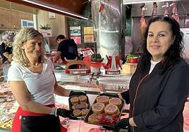 Maria del Carmen Villaroel y Laura Flores muestran su creación, la 'Cerdita Rellenita', en la carnicería Sedano