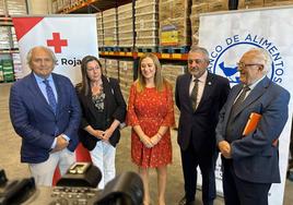 Visita de las autoridades al Banco de Alimentos en Burgos, con Virginia Barcones, delegada del Gobierno en Castilla y León, en el centro.