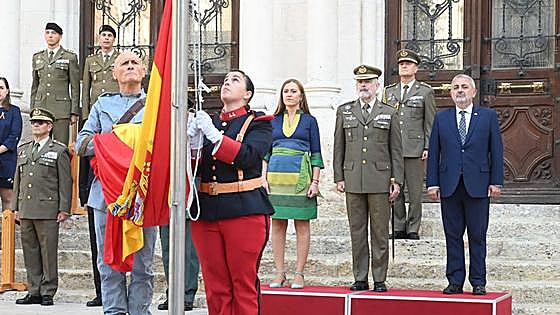 La plaza de Alonso Martínez de Burgos acoge el tradicional izado de Bandera