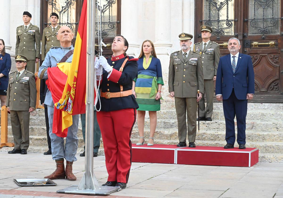 Tradicional acto de izadao de la bandera.