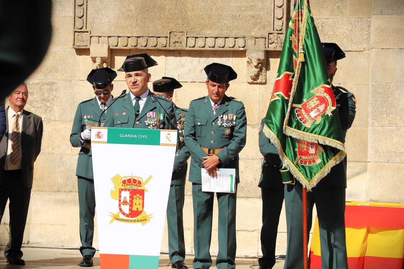 La plaza del Rey San Fernando acoge la celebración de la festividad de la patrona de la Guardia Civil