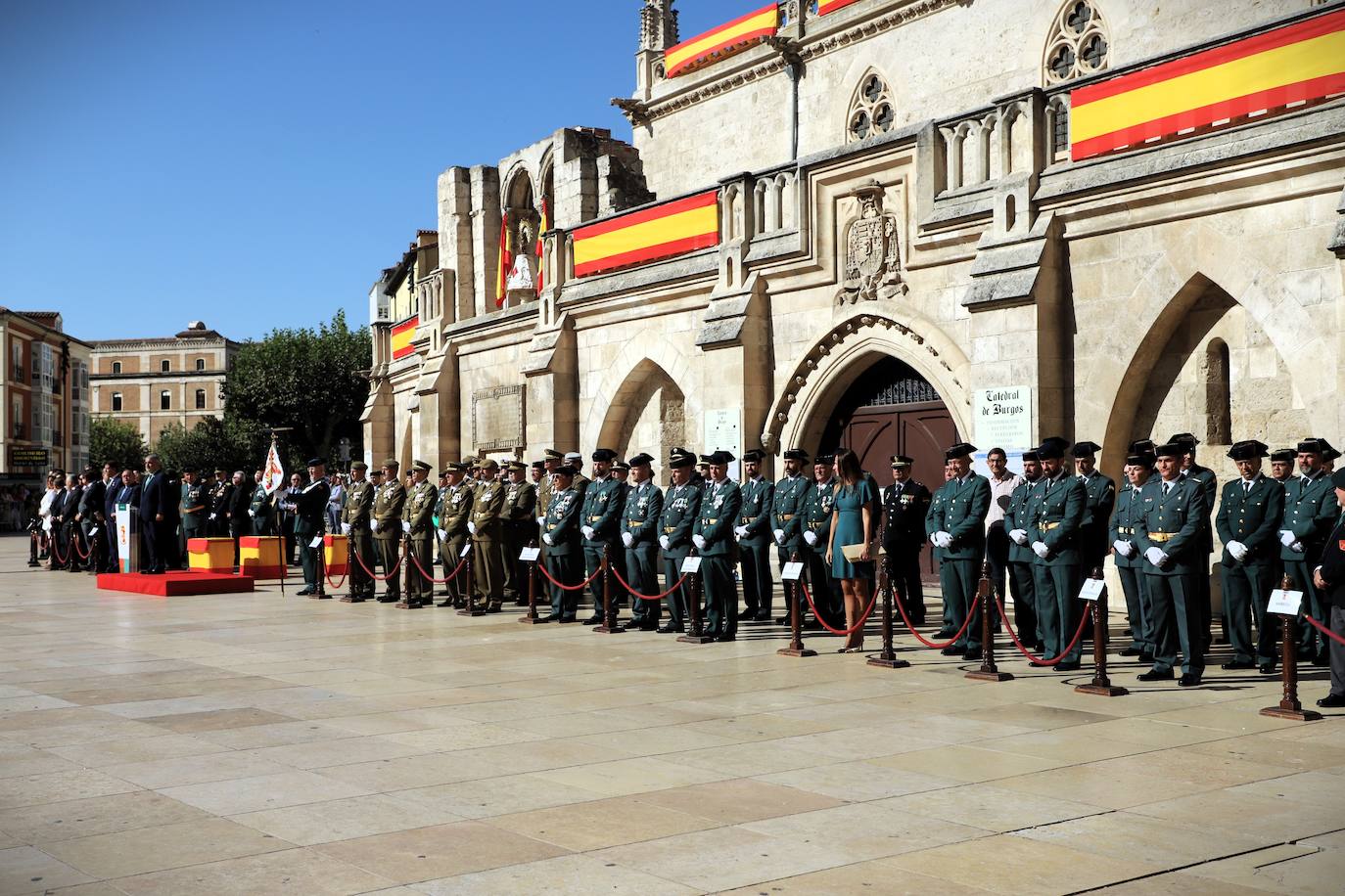 La plaza del Rey San Fernando acoge la celebración de la festividad de la patrona de la Guardia Civil