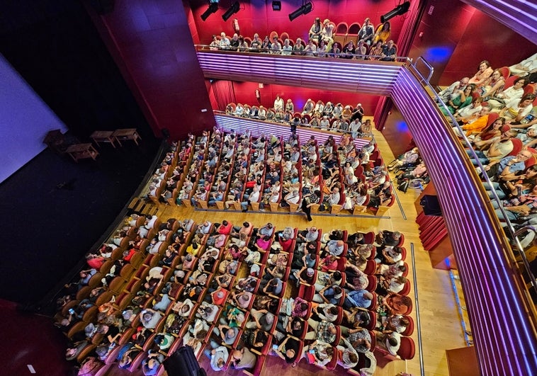 El Apolo se llenó en la representación de «El mar. Visión de unos niños que no lo han visto nunca»