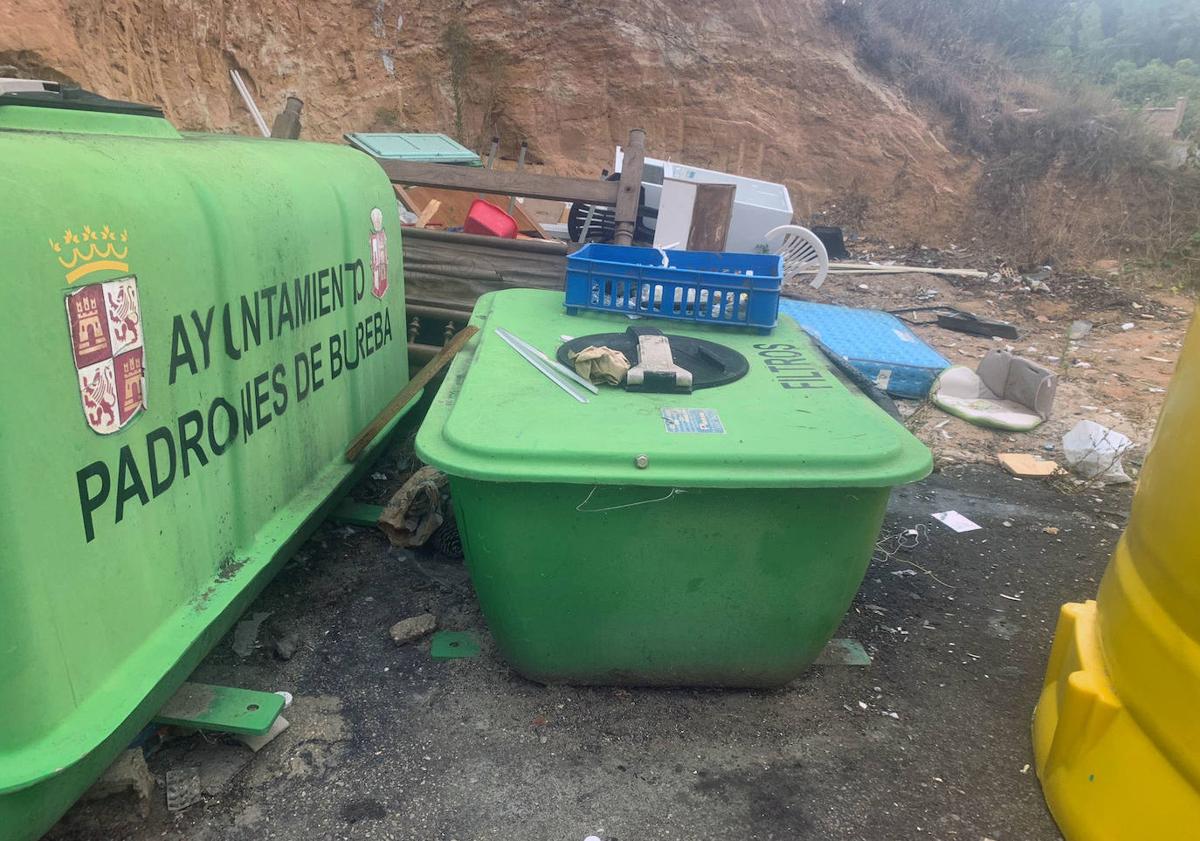 Imagen principal - Estado del contenedor, donde se han seguido dejando, dentro, latas y botellas con aceite.