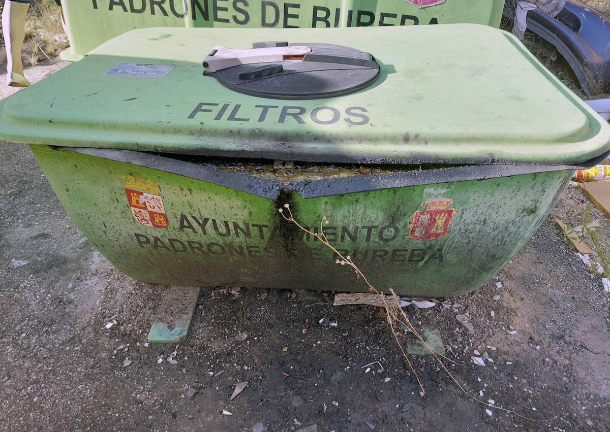 Imagen secundaria 1 - Estado del contenedor, donde se han seguido dejando, dentro, latas y botellas con aceite.