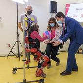 Un nuevo exoesqueleto para ayudar a niños con daño cerebral llegará al HUBU en dos años