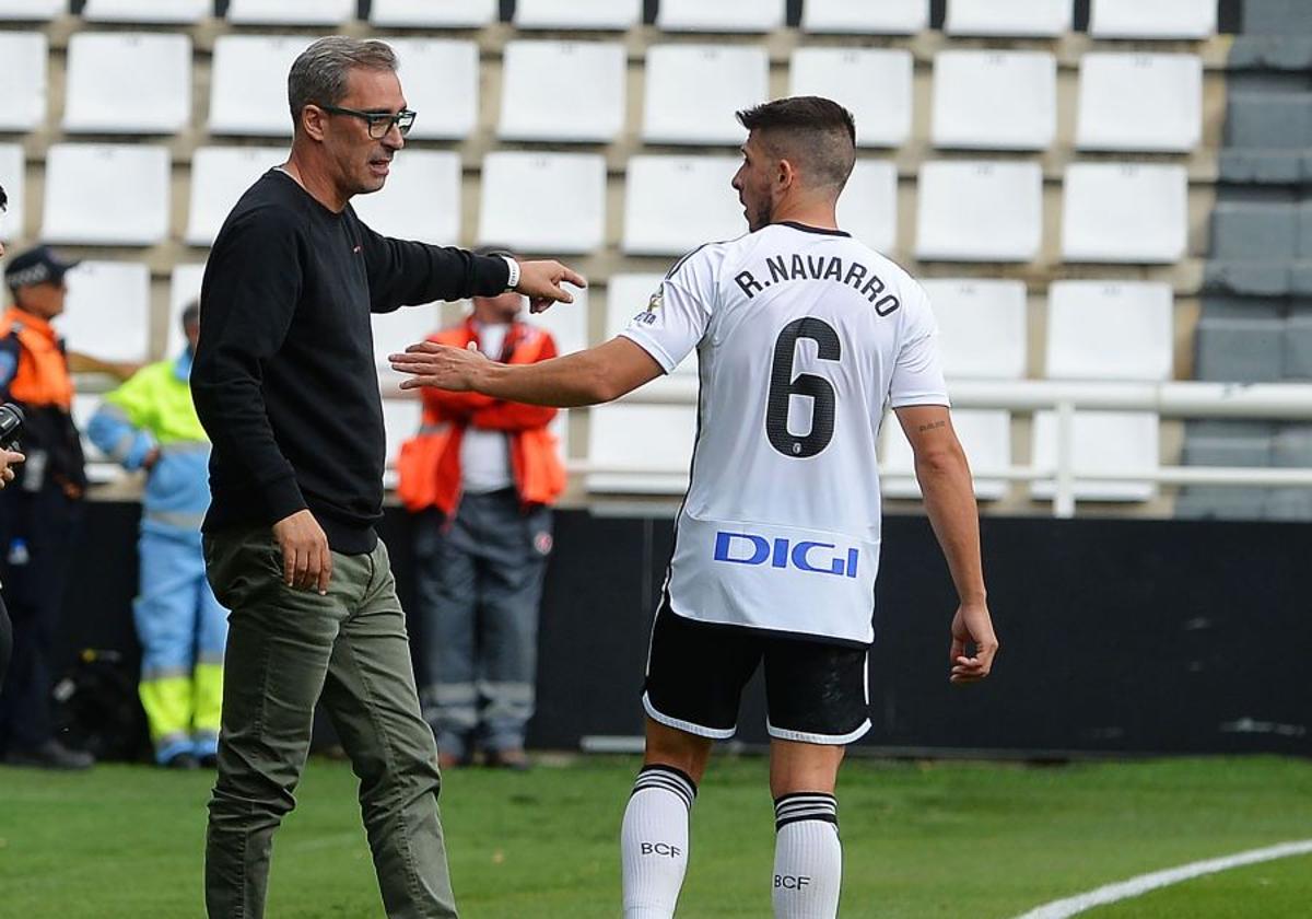 Bolo, dando instrucciones a Navarro.