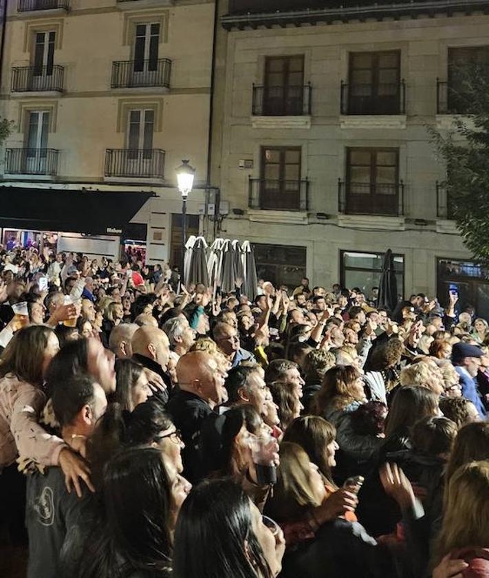 Imagen secundaria 2 - Los 80 se diluyeron en la «Gran Quedada» más miscelánea de Miranda de Ebro