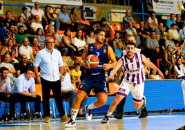 Óscar Alvarado durante el estreno liguero del Tizona en LEB Oro ante el UEMC Real Valladolid