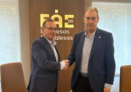 Firma del convenio entre el presidente de la Confederación de Asociaciones Empresariales de Burgos (FAE), Miguel Ángel Benavente, y el alcalde de Briviesca, José Solas.