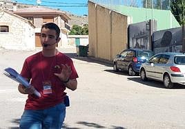 Ángel Álvarez Ruiz haciendo de guía durante una visita a su pueblo, Tórtoles de Esgueva.