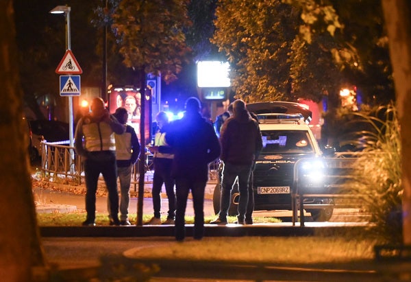 Parte del dispositivo organizado por la Policía Nacional por la aparición de una olla abandonada en el Centro Comercial Camino de la Plata.