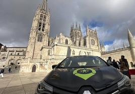 El nuevo vehículo de 'carsharing' en Burgos, en su presentación este sábado frente a la Catedral
