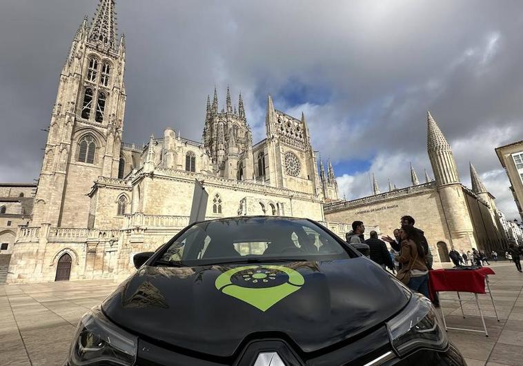 El nuevo vehículo de 'carsharing' en Burgos, en su presentación este sábado frente a la Catedral