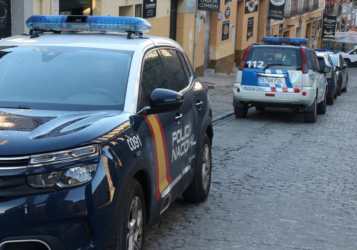 Imagen de archivo de vehículos de la Policía Nacional y Policía Local de Segovia.