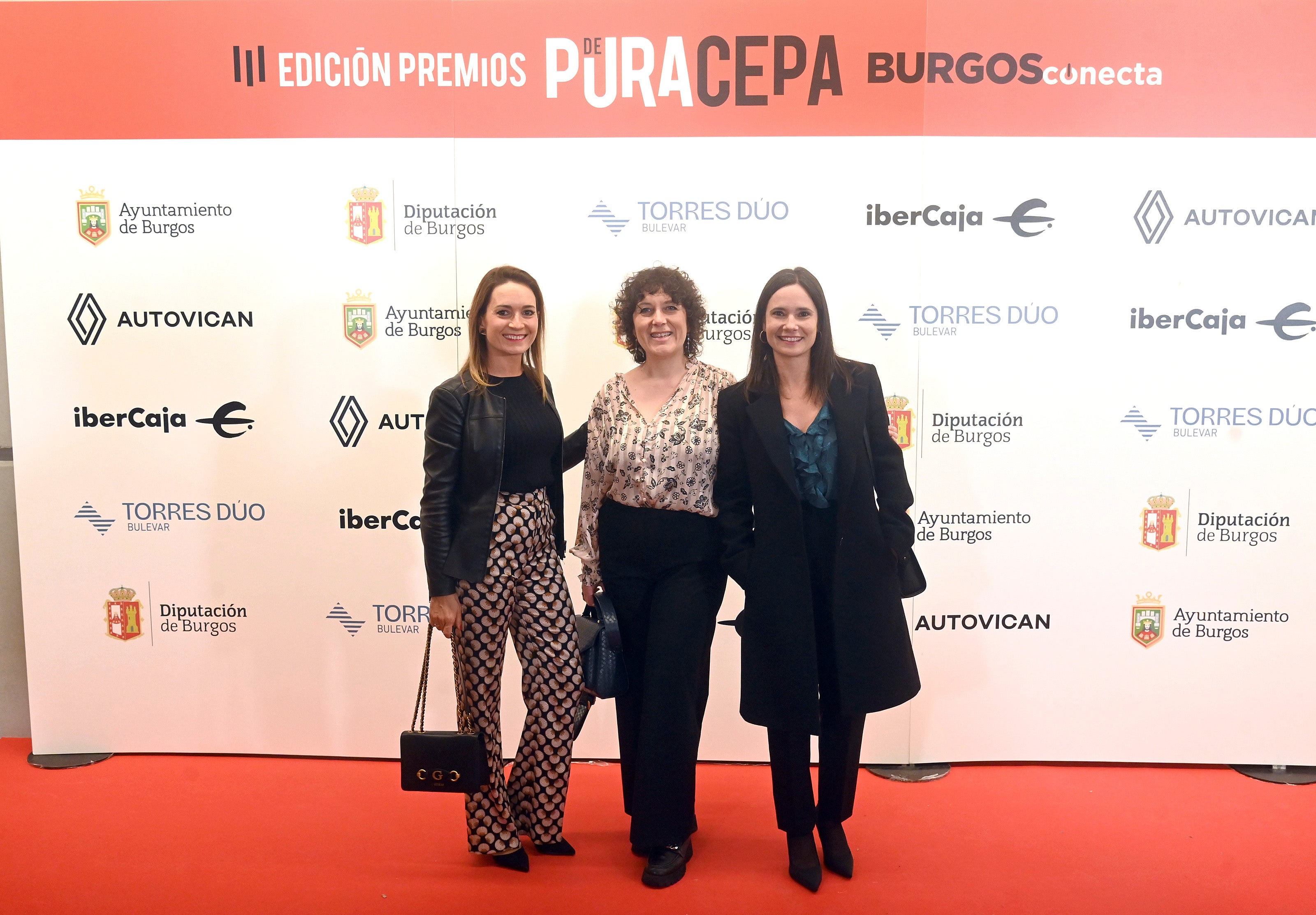 Ana Carretero (Fundación Caja de Burgos), Rosalía Santaolalla (presidenta de la Asociación de Periodistas de Burgos) y María Orive (Asti) 