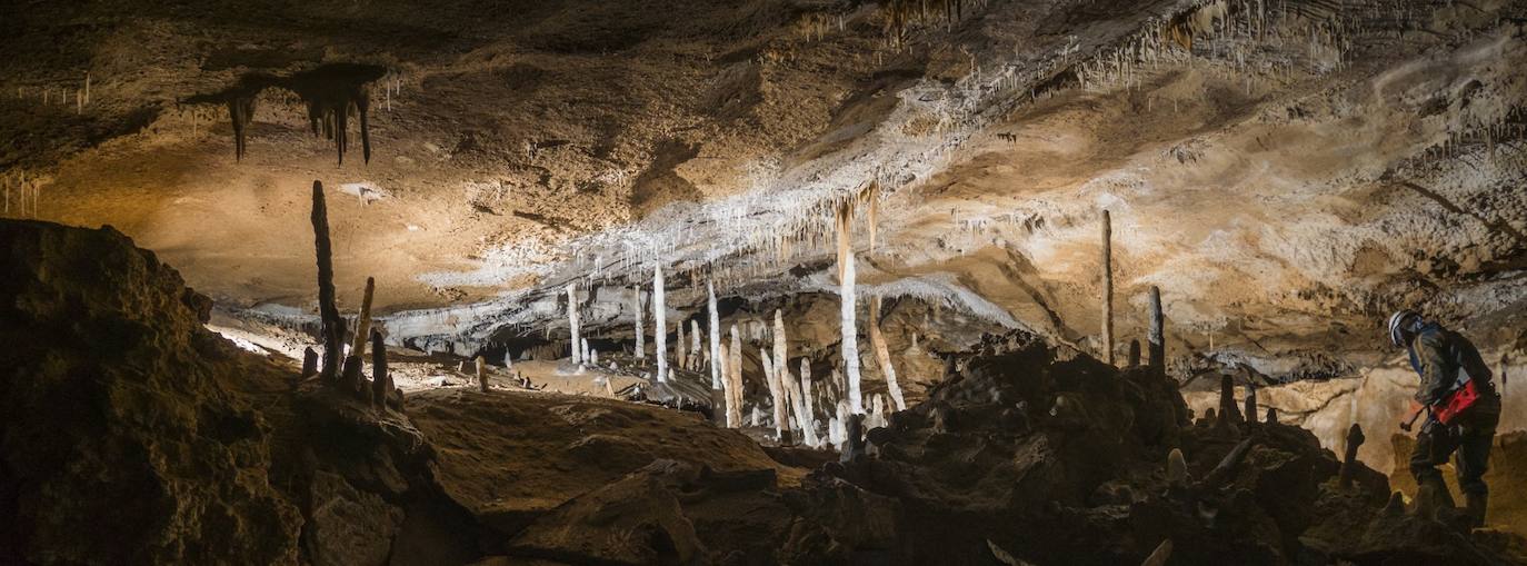 Bonitas formaciones en el interior de la torca de Sogalamuela.