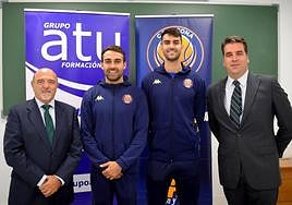 Jugadores y directivos, tras la firma del convenio.