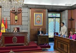 La alcaldesa de Burgos, Cristina Ayala, y el socialista Daniel de la Rosa, en imagen de archivo durante un pleno.