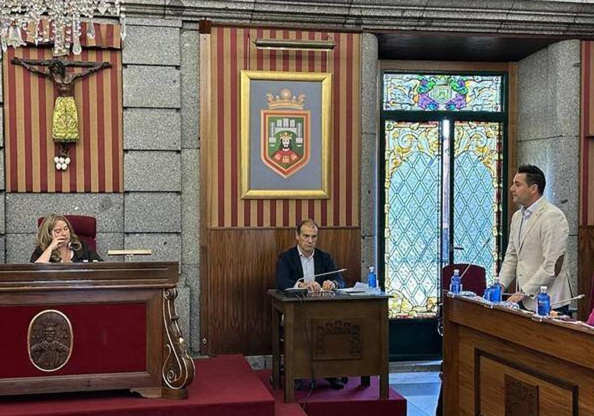 La alcaldesa de Burgos, Cristina Ayala, y el socialista Daniel de la Rosa, en imagen de archivo durante un pleno.