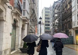 Gente paseando por el centro de Burgos