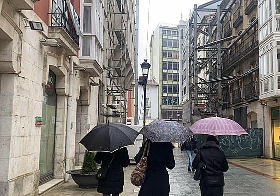 Gente paseando por el centro de Burgos