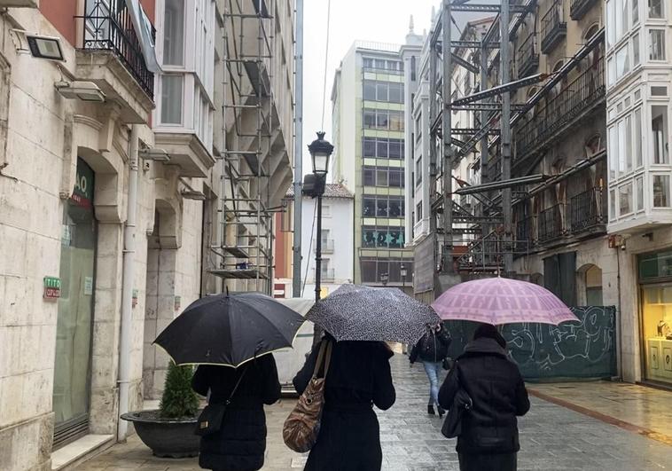 Gente paseando por el centro de Burgos