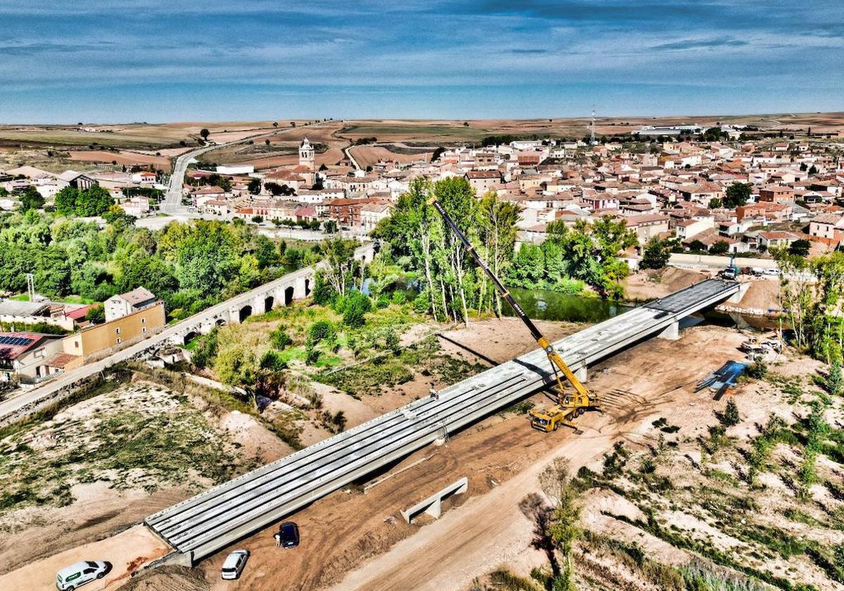 Imagen aérea del puente romano y la construcción de la nueva infraestructura en Tordómar.