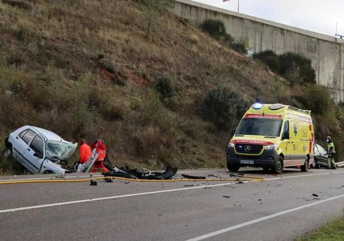 Los servicios de emergencia trabajando en el lugar del siniestro en La Hiniesta