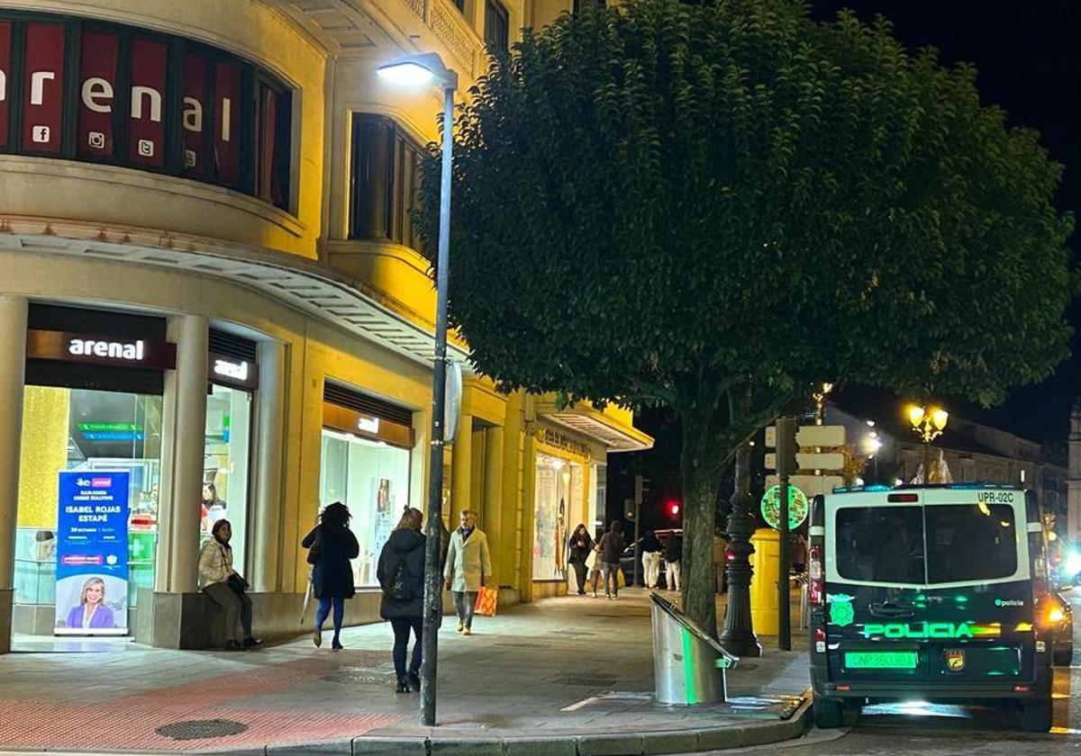 La Policía Nacional en la perfumería Arenal de Burgos.