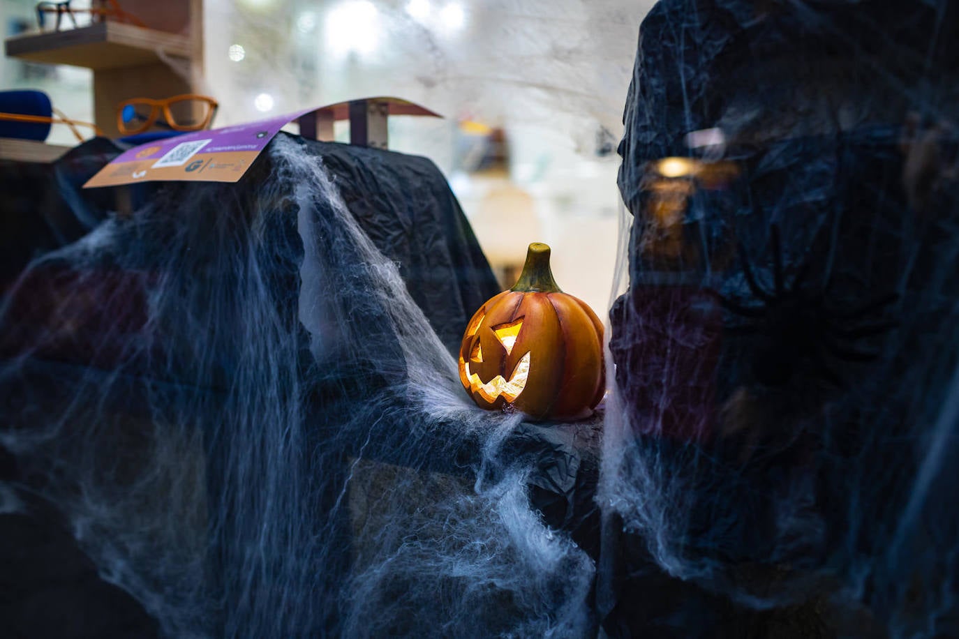 Los escaparates de Gamonal se apuntan a Halloween