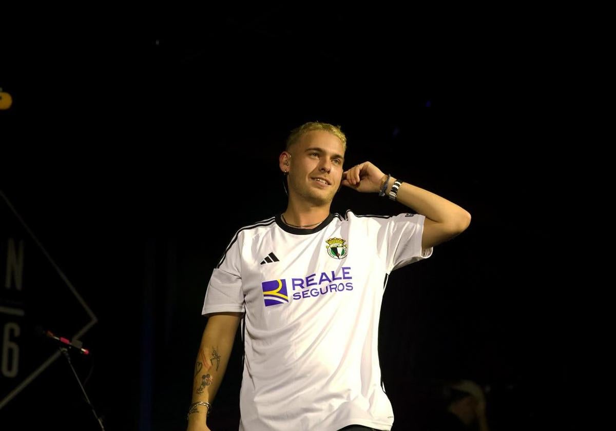 El cantante Hens con la camiseta del Burgos CF.