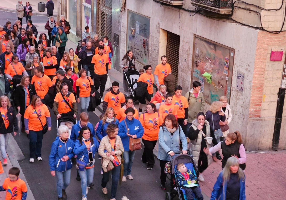 Imagen principal - Multitud de personas marcharon hasta el Ayuntamiento