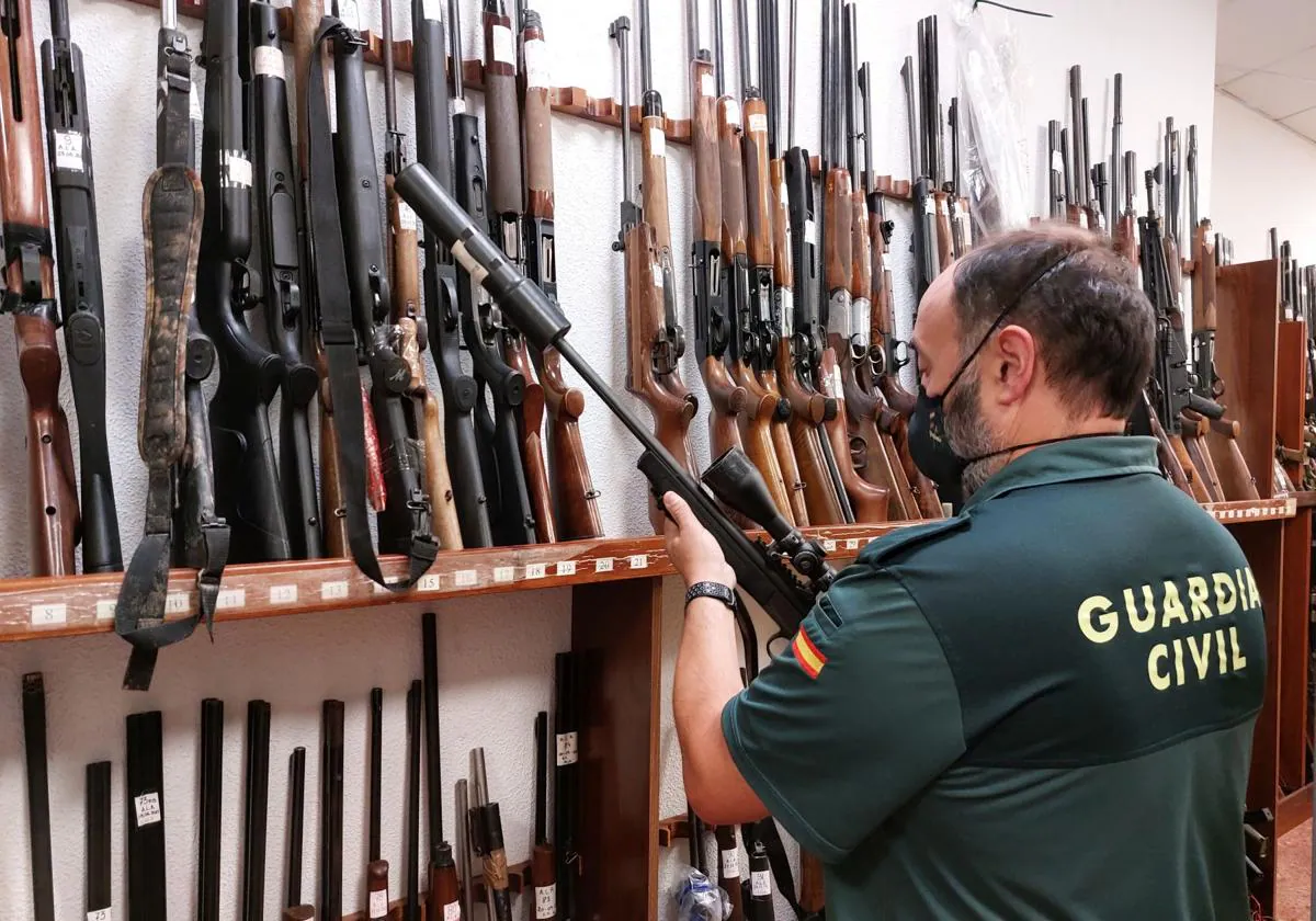 La Guardia Civil decomisa en La Ribera (Burgos) varias armas prohibidas en  los accesos a zonas de ocio - Burgos - COPE