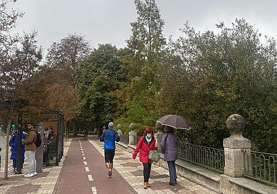 Gente paseando por el centro de Burgos