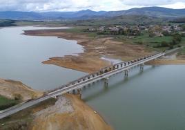 Fotografía aérea del embalse del Ebro en un momento de sequía.