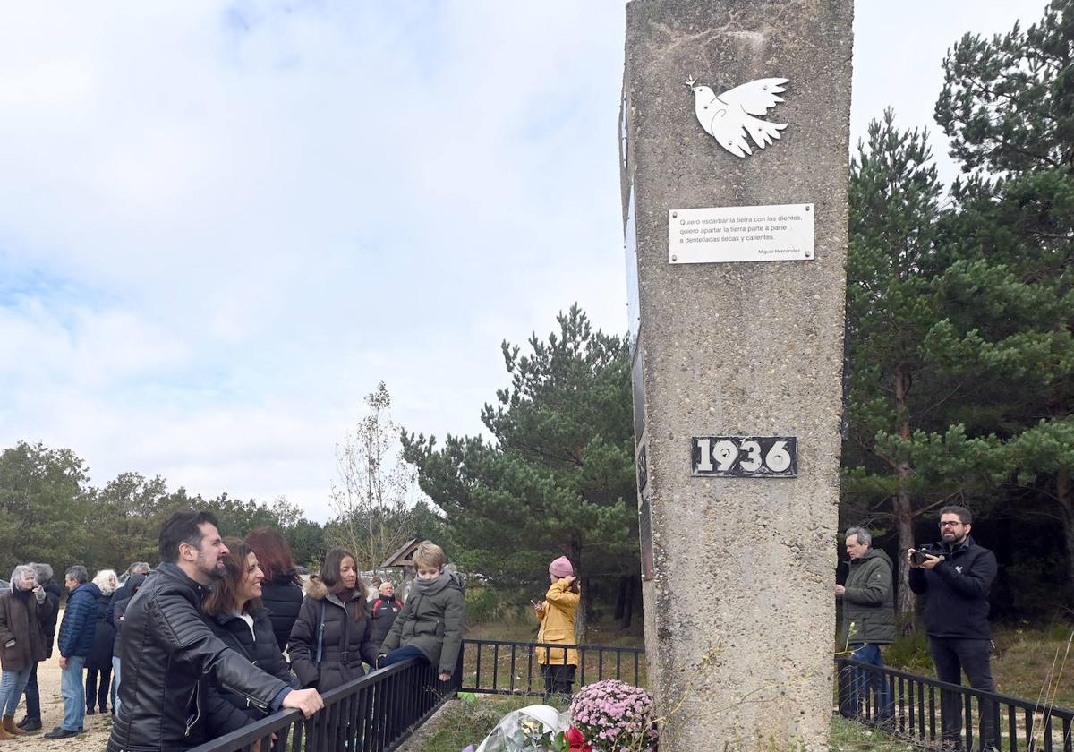 Luis Tudanca, secretario general del PSOECyL, y Esther Peña, secretaria general del PSOE en Burgos, en el monumento en honor a las víctimas de la dictadura en La Pedraja.