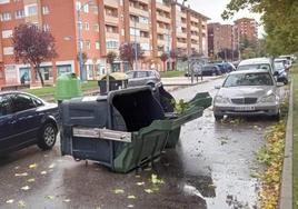 El mobiliario urbano y los árboles sufren las consecuencias del viento en Aranda.