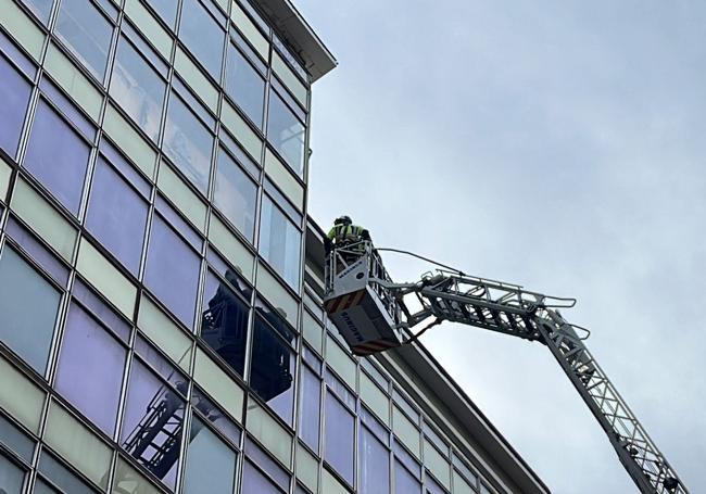 Los Bomberos llevan más de dos horas trabajando en el lugar.