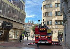 Los Bomberos acuden para asegurar o retirar algunas chapas del edificio Campo.