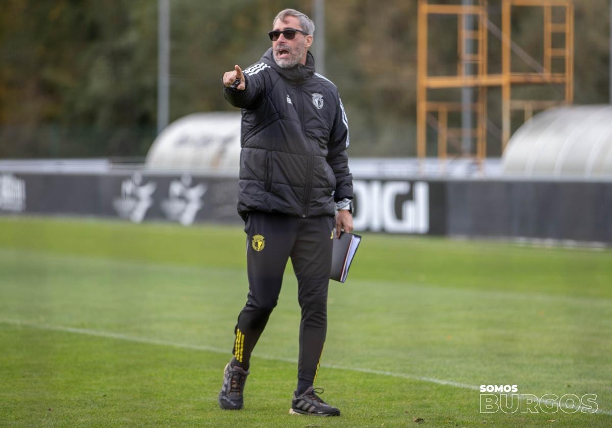 Jon Pérez Bolo, dirigiendo un entrenamiento.