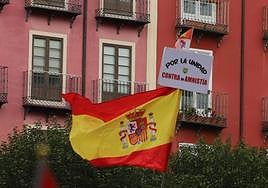 En la concentración había muchas banderas de España y carteles contra la amnistía