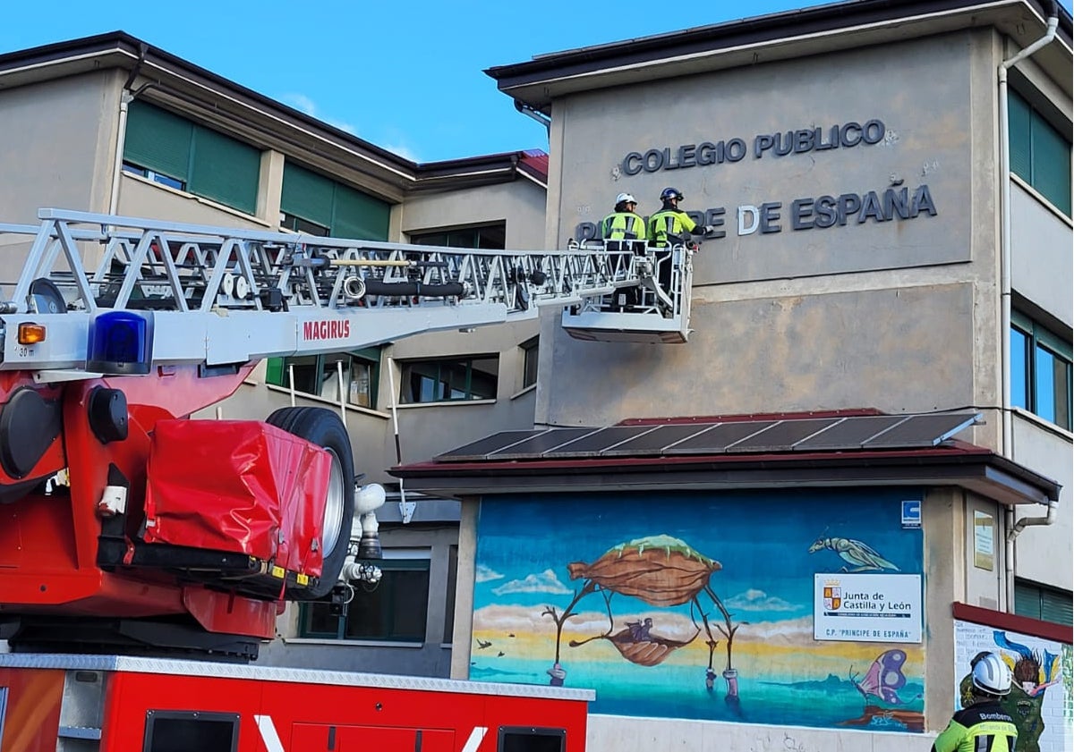 Imagen principal - Los Bomberos han tenido que retirar algunas de las letras del colegio Príncipe de España