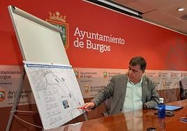 Juan Manuel Manso mostrando los planos del proyecto.