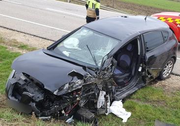 Rescatado un hombre atrapado en su coche tras un accidente en Burgos
