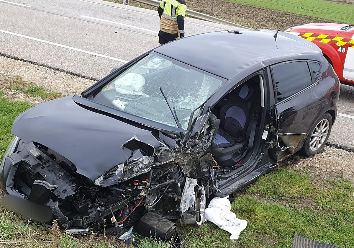 Estado del coche tras el accidente contra un camión en Quintanilla Vivar.