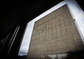 El edificio del reactor de la central nuclear de Santa María de Garoña se ubica en mitad del complejo.